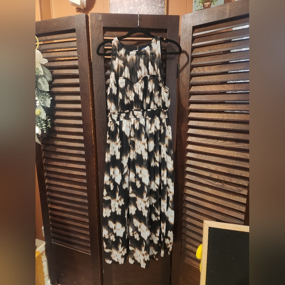 Elegant Black and White Floral Maxi Dress